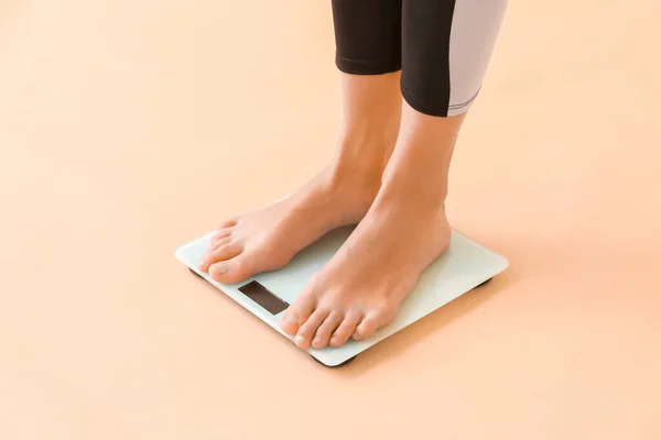 Young Woman Measuring Her Weight Color Background — Stock Photo, Image