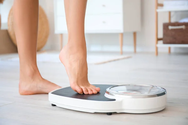 Young Woman Measuring Her Weight Home — Stock Photo, Image