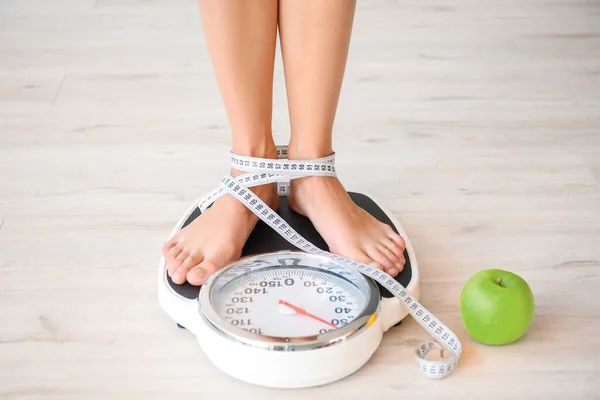 Young Woman Measuring Her Weight Home — Stock Photo, Image