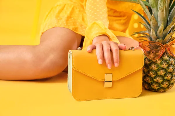 Renkli çantalı ve ananaslı güzel bir Afro-Amerikalı kadın.