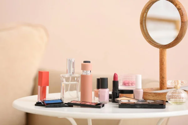 Verschiedene Kosmetika Und Spiegel Auf Dem Tisch Zimmer — Stockfoto