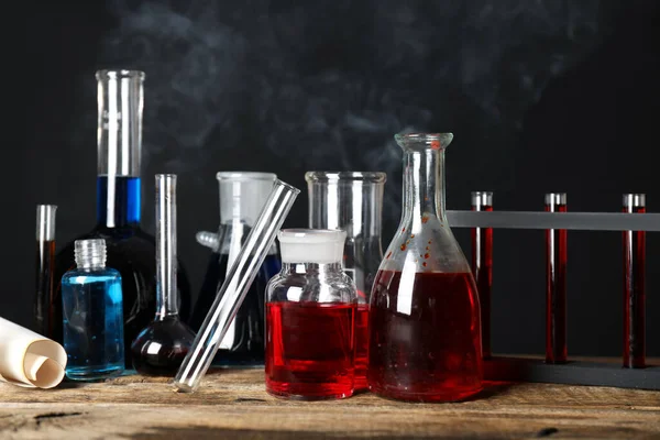 Simyacı masasında farklı iksirler var.