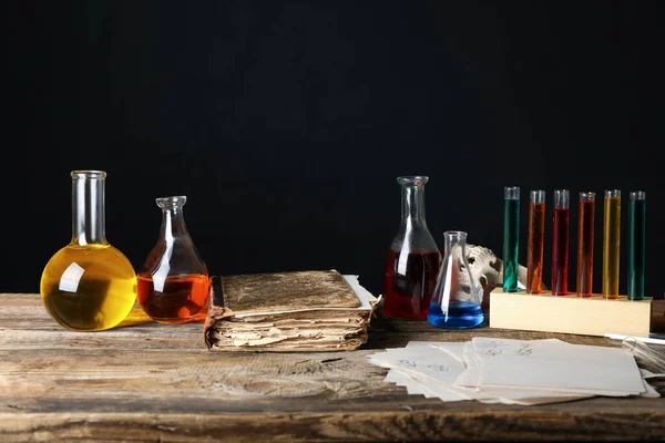 Tränke Und Altes Buch Auf Dem Tisch Des Alchemisten — Stockfoto