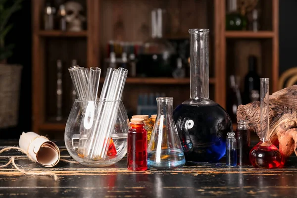 Simyacı masasında farklı iksirler var.