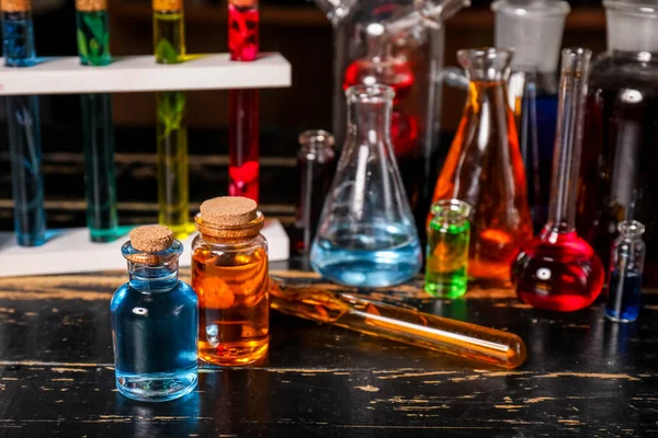 Simyacı masasında farklı iksirler var.