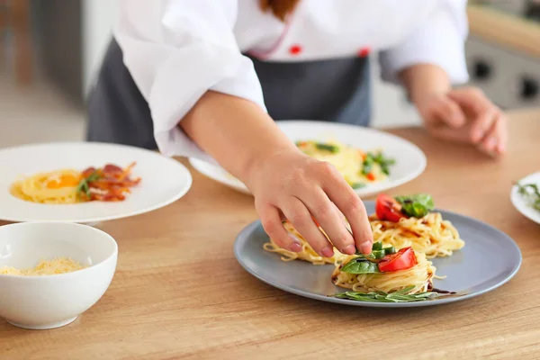 Vrouwelijke Chef Koken Smakelijke Schotel Keuken Close — Stockfoto