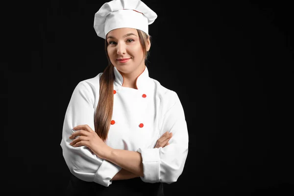 Junge Köchin Auf Dunklem Hintergrund — Stockfoto