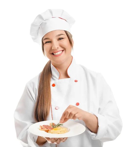 年轻的女厨师 有白色背景的美味菜 — 图库照片