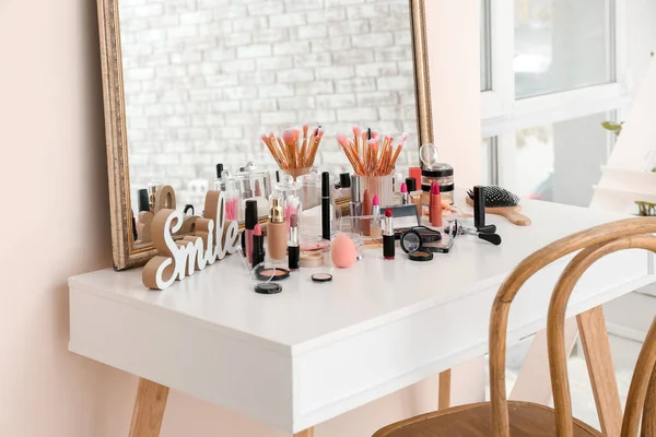 テーブルの上の装飾的な化粧品のセット — ストック写真