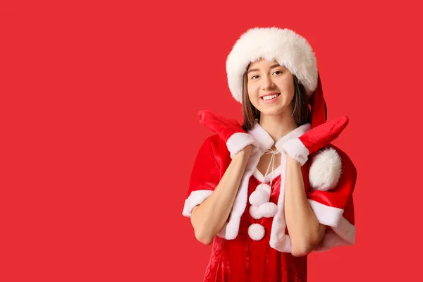 Красивая Молодая Женщина Костюме Санта Клауса Цветном Фоне — стоковое фото