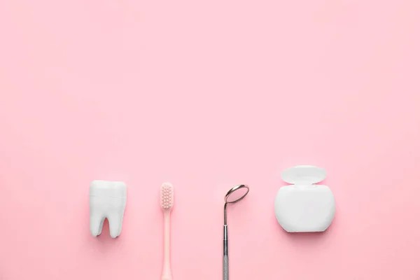 Οδοντικός Καθρέφτης Οδοντόβουρτσα Και Νήμα Στο Φόντο Χρώμα — Φωτογραφία Αρχείου