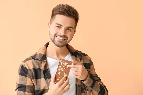 Knappe Jongeman Met Lekkere Chocolade Kleur Achtergrond — Stockfoto