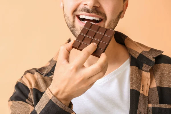 Joven Guapo Con Sabroso Chocolate Sobre Fondo Color —  Fotos de Stock