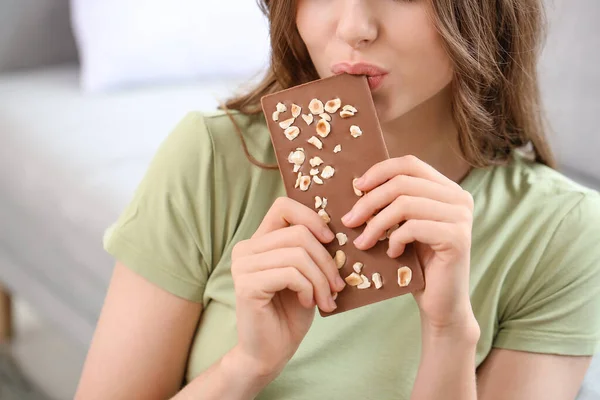 Schöne Junge Frau Mit Leckerer Schokolade Hause — Stockfoto