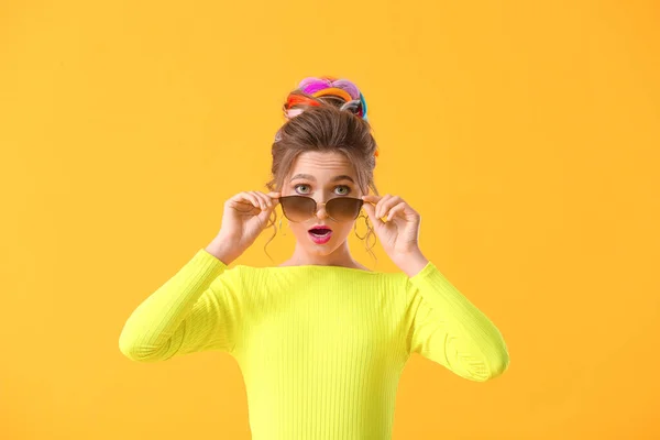 Sorpresa Giovane Donna Con Capelli Insoliti Sfondo Colore — Foto Stock