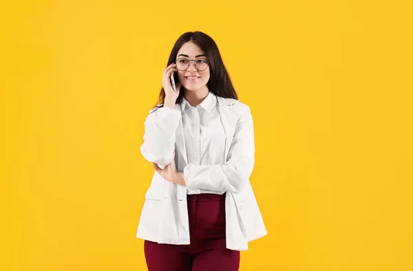 Hermosa Mujer Joven Hablando Por Teléfono Móvil Fondo Color — Foto de Stock