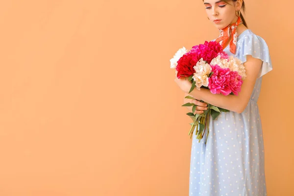 Mujer Joven Con Hermosas Flores Peonía Sobre Fondo Color —  Fotos de Stock