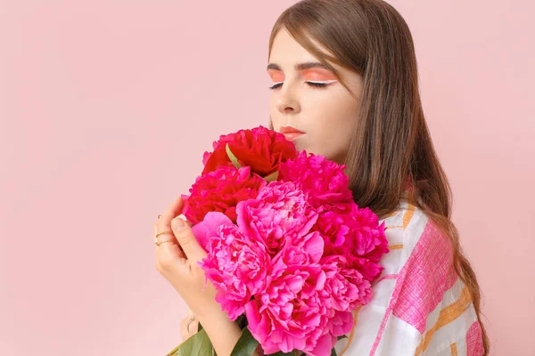 Νεαρή Γυναίκα Όμορφα Λουλούδια Παιώνιος Στο Φόντο Χρώμα — Φωτογραφία Αρχείου