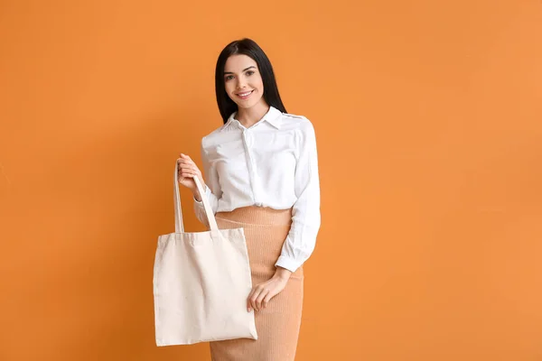 Mujer Joven Con Bolsa Ecológica Sobre Fondo Color — Foto de Stock