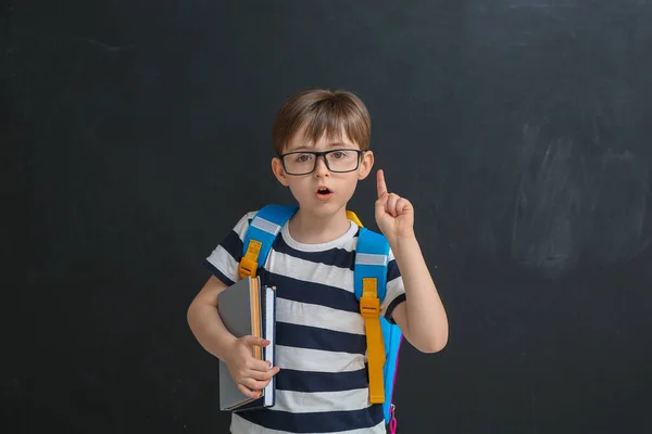 Söt Liten Skolpojke Med Upphöjt Pekfinger Mörk Bakgrund — Stockfoto