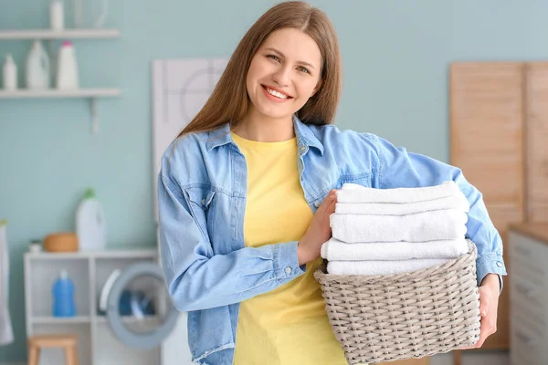 Jovem Mulher Fazendo Lavanderia Casa — Fotografia de Stock