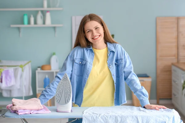 Mujer Joven Planchando Ropa Casa —  Fotos de Stock