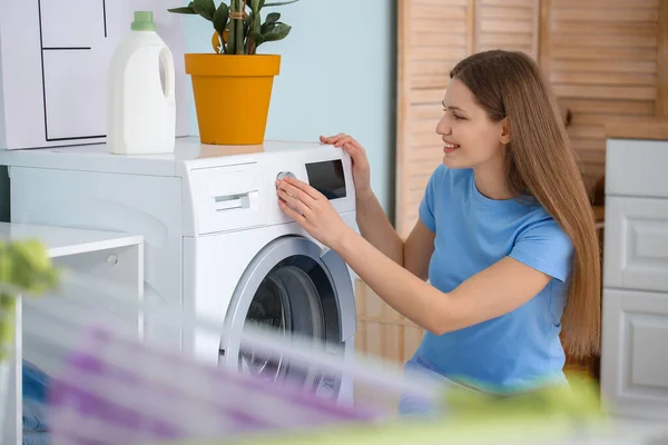 Giovane Donna Che Bucato Casa — Foto Stock