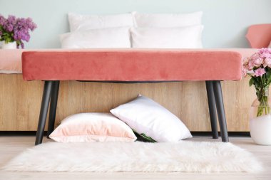 Modern yatak odasının iç dekorasyonu.