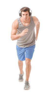 Beyaz arka planda sportif koşan genç adam