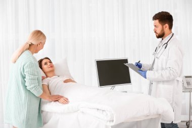 Anne kızını hastanede ziyaret ediyor.