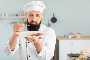 Mutfakta lezzetli makarna yapan erkek aşçı.