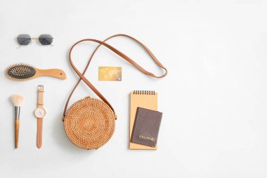 Beyaz arka planda kadın aksesuarları