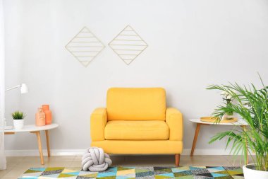 Rahat koltuğu olan modern oturma odasının içinde.