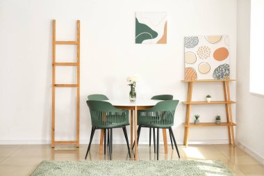 Masası ve sandalyeleri olan modern oturma odasının içinde.