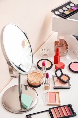 Dekoratif kozmetik tablo kümesi