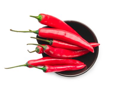 Beyaz arka planda kasede acı biber