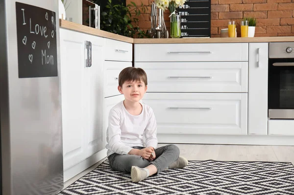 Маленький Мальчик Возле Холодильника Кухне — стоковое фото
