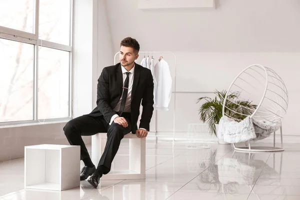 Schöner Junger Mann Eleganten Anzug Drinnen — Stockfoto