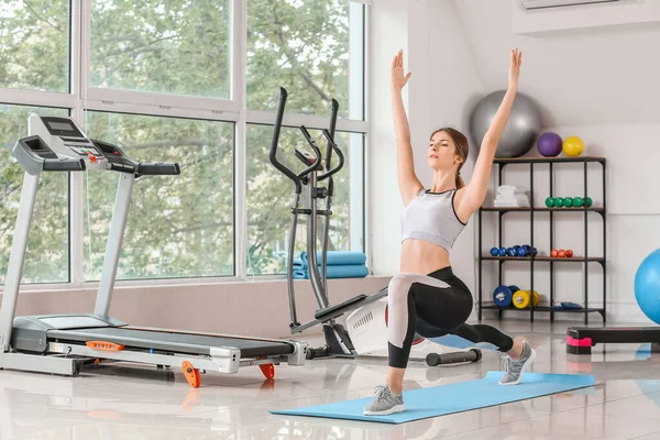 Sportivo Giovane Donna Formazione Palestra — Foto Stock