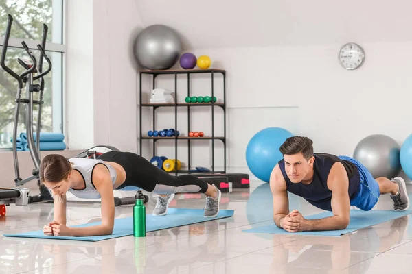 Sporty Young Couple Training Gym — Stock Photo, Image
