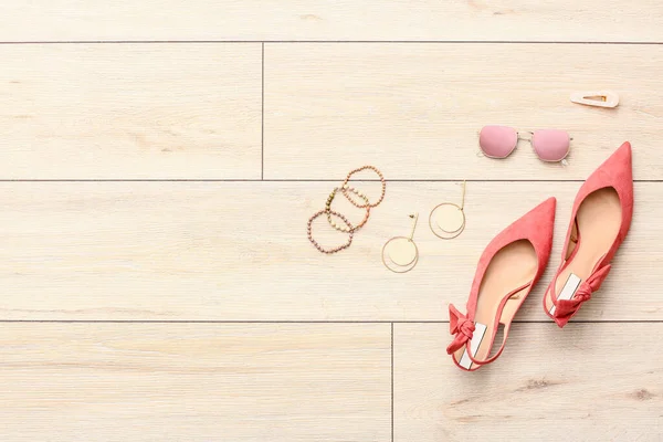 Set Accessori Femminili Sfondo Legno Chiaro — Foto Stock