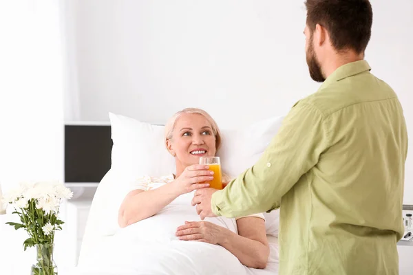 Man Visiting His Mother Hospital — Stock Photo, Image