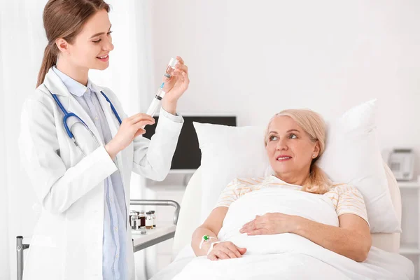 Female Doctor Working Patient Hospital Room — Stock Photo, Image