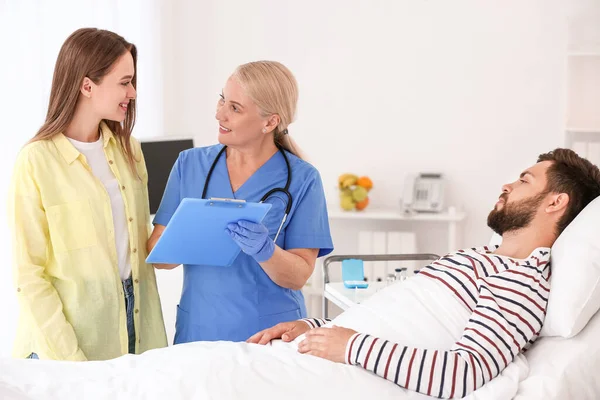 Jeune Femme Rendant Visite Son Mari Hôpital — Photo