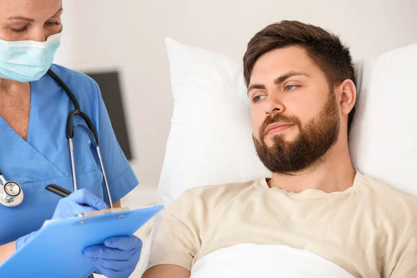 Gammal Kvinnlig Läkare Som Arbetar Med Patient Sjukhusrum — Stockfoto