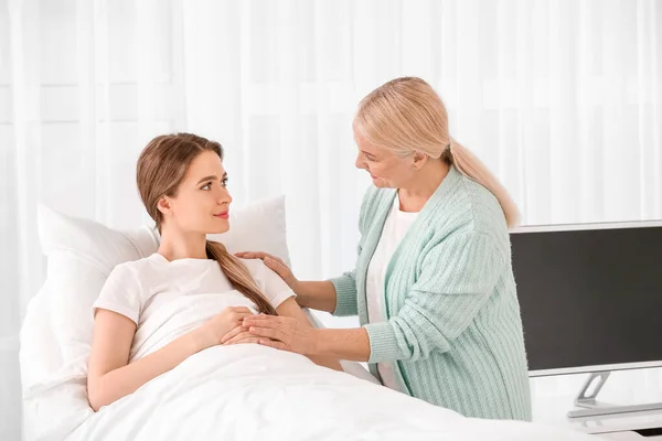 Moeder Bezoekt Haar Dochter Het Ziekenhuis — Stockfoto