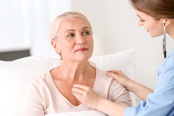 Female Doctor Working Patient Hospital Room — Stock Photo, Image