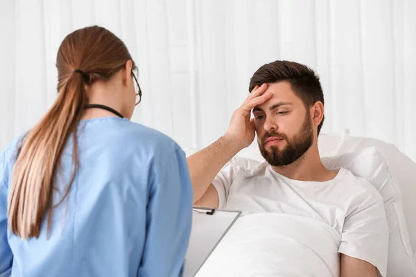 Médecin Féminin Travaillant Avec Une Patiente Dans Une Chambre Hôpital — Photo