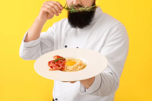 Knappe Mannelijke Chef Met Pasta Carbonara Kleur Achtergrond — Stockfoto