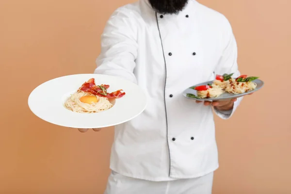 Chef Masculino Guapo Con Sabrosos Platos Sobre Fondo Color —  Fotos de Stock